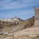 El pueblo de Iznájar y la antigua torre eléctrica sumergida que se encontraba en la orilla del embalse.
